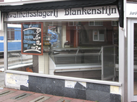 901013 Gezicht op de winkelpui van Kwaliteitsslagerij Blankenstijn (Laan van Chartroise 81) te Utrecht. Onder de ...